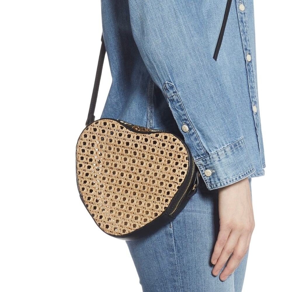 Mali + Lili Melanie Heart Crossbody Bag - white/raffia